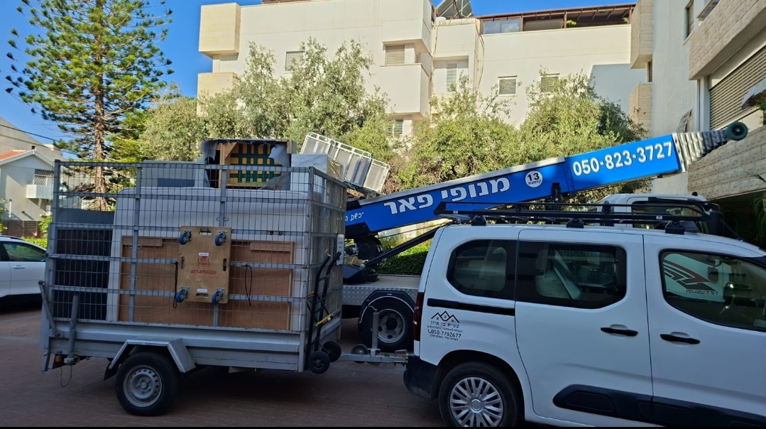 רכב ונגרר עם ציוד ורהיטים במהלך הובלה