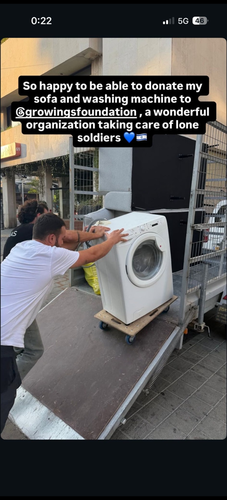 העמסת מכונת כביסה לנגרר במהלך הובלה